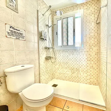 La Buganvilla - Heating - Large Private Garden - Free Parking - Fast Wifi Hotel *