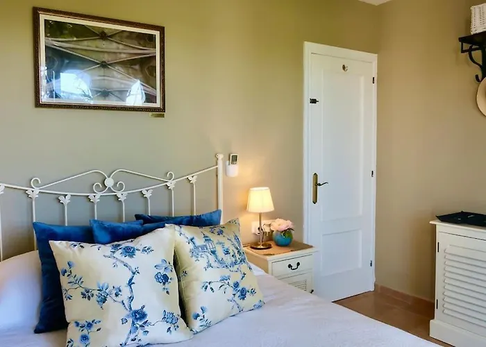 Hotel La Buganvilla - Heating - Large Private Garden - Free Parking - Fast Wifi