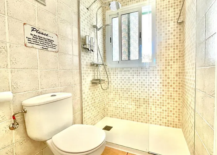 La Buganvilla - Heating - Large Private Garden - Free Parking - Fast Wifi Hotel *